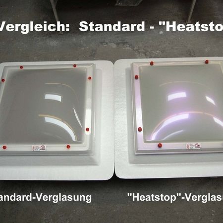 zwei Lichtkuppeln zum Vergleich - Standard-Verglasung und "Heatstop"-Verglasung