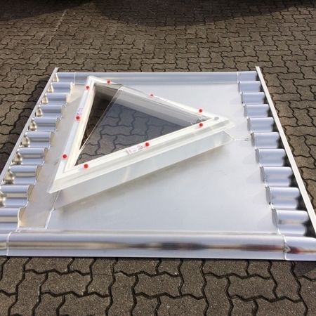 eine dreieckige Lichtkuppel