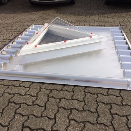 eine dreieckige Lichtkuppel