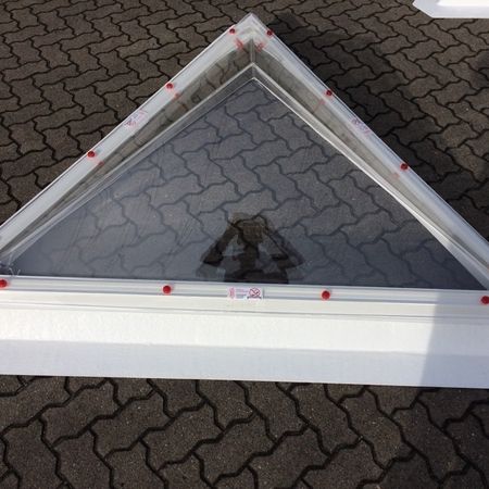 eine dreieckige Lichtkuppel