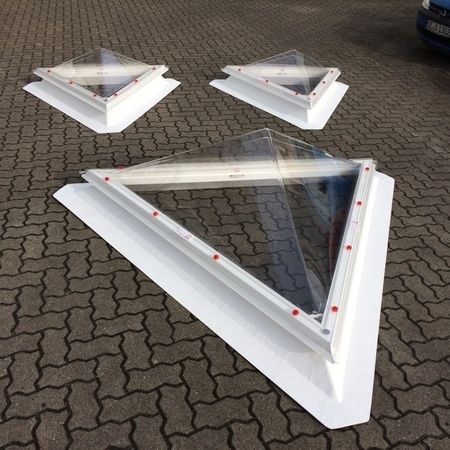 drei dreieckige Lichtkuppeln