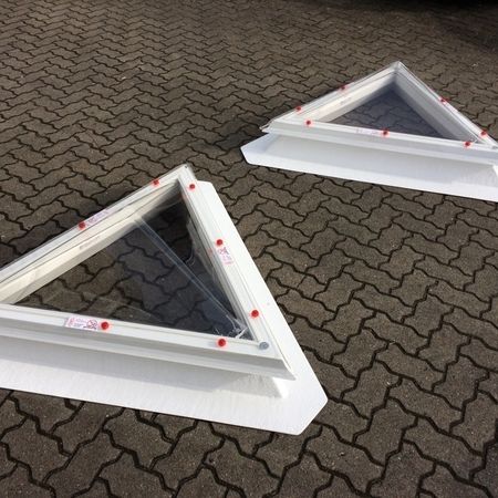 zwei dreieckige Lichtkuppeln