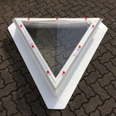 eine dreieckige Lichtkuppel