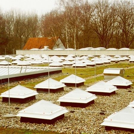 Pyramidenförmige Lichtkuppeln auf einem Flachdach