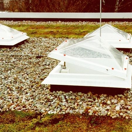 geöffnete Pyramidenförmige Lichtkuppel auf einem Flachdach
