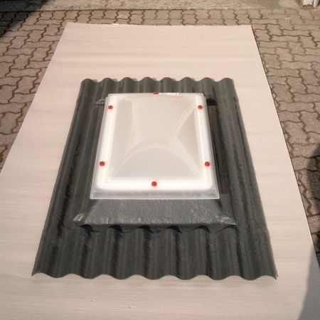 eine viereckige Lichtkuppel auf dem Boden liegend