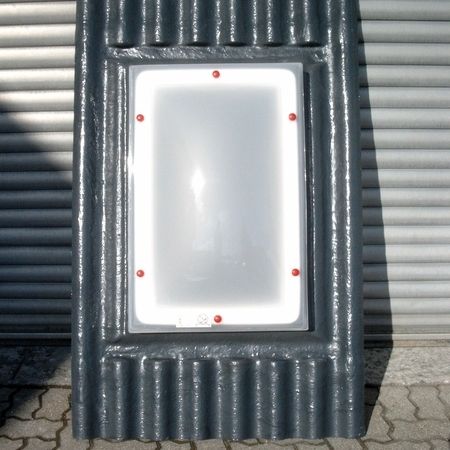 eine viereckige Lichtkuppel an Wand gelehnt
